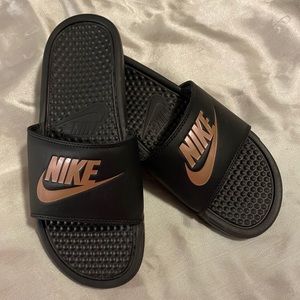 Nike slides💜